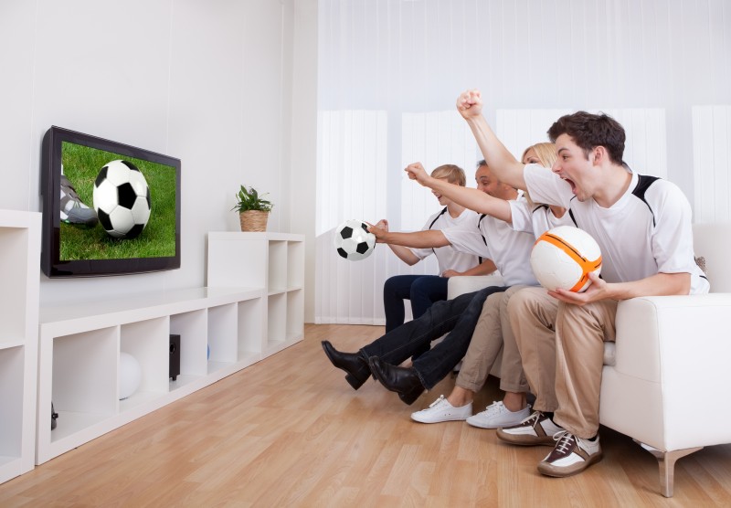 Freunde schauen Fußballsport